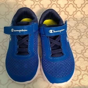 Toddler boys sneakers size 7 👟